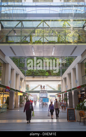 Les gens à l'intérieur du centre commercial Atrium sur Takutai dans Cité de Britomart, Auckland, île du Nord, Nouvelle-Zélande Banque D'Images