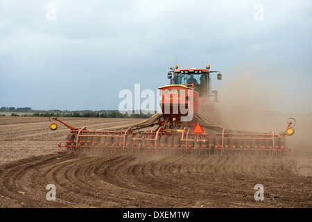 Un rapide Vaderstad couture 800s d'orge sur sols sableux légers Banque D'Images