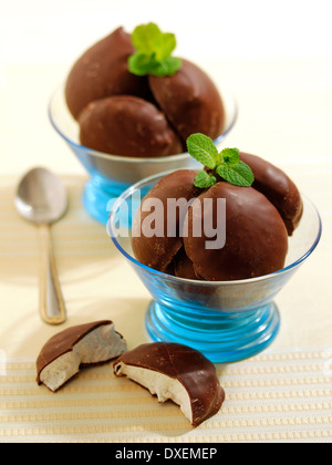 Meringues au chocolat. Recette disponible. Banque D'Images