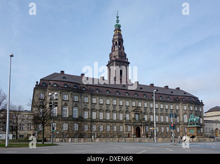 Palais de Christiansborg à Copenhague sur Slotsholmen vue de la Place du Palais à l'avant. Banque D'Images