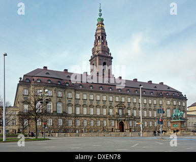 Palais de Christiansborg à Copenhague sur Slotsholmen vue de la Place du Palais à l'avant. Banque D'Images