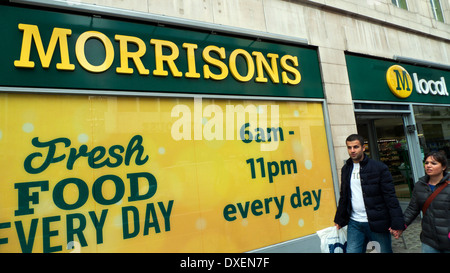 Les personnes qui s'y passé Morrisons dépanneur sur New Oxford Street à Londres UK KATHY DEWITT Banque D'Images