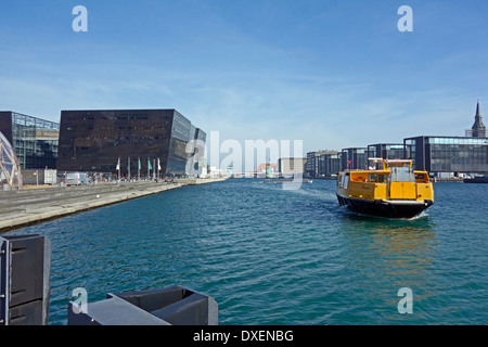 De nouvelles approches de bus de l'eau Movia La Bibliothèque royale danoise (le diamant noir) s'arrêter sur le bord de l'eau à Copenhague Banque D'Images