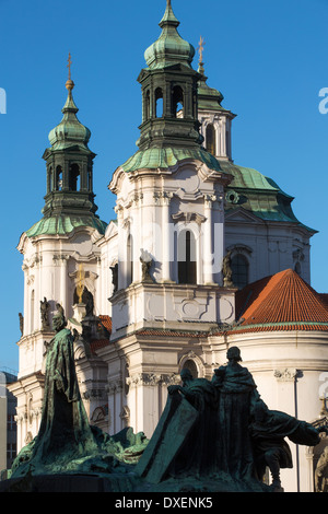 Le Mémorial de Jan Hus et l'église de Nicholas, Old Town Square, Prague, République Tchèque Banque D'Images