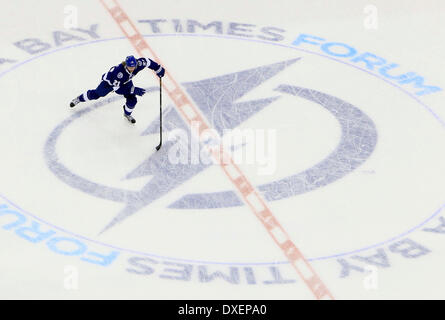 Tampa, Floride, USA. 24Th Mar, 2014. Le défenseur MIKE KOSTKA de la foudre (21) Patins le long du centre de la glace au cours de la logo avant l'échauffement jeu prendre la foudre sur les Sénateurs d'Ottawa au Tampa Bay Times Forum. Les Sénateurs d'Ottawa a gagné le match 4-3. © Dirk Shadd/Tampa Bay Times/ZUMAPRESS.com/Alamy Live News Banque D'Images