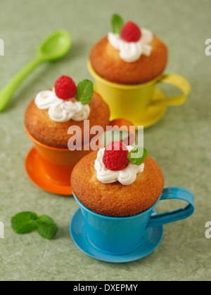 Framboises cupcakes. Recette disponible. Banque D'Images