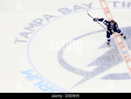 Tampa, Floride, USA. 24Th Mar, 2014. Le Lightning de Tampa Bay STEVEN STAMKOS LIGHTNING centre (91) Patins le long du centre de la glace au cours de la logo avant l'échauffement jeu prendre la foudre sur les Sénateurs d'Ottawa au Tampa Bay Times Forum. Les Sénateurs d'Ottawa a gagné le match 4-3. © Dirk Shadd/Tampa Bay Times/ZUMAPRESS.com/Alamy Live News Banque D'Images