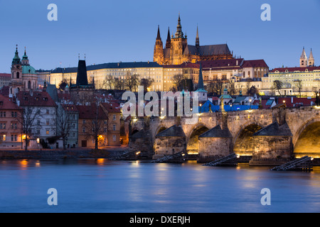 Le quartier du château, Habour et le Pont Charles sur la Vltava au crépuscule, Prague, République Tchèque Banque D'Images