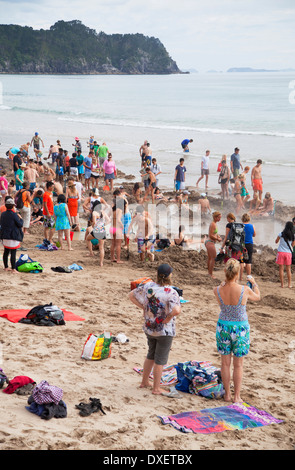 Les personnes à l'eau chaude, la plage de Hahei, péninsule de Coromandel, île du Nord, Nouvelle-Zélande Banque D'Images