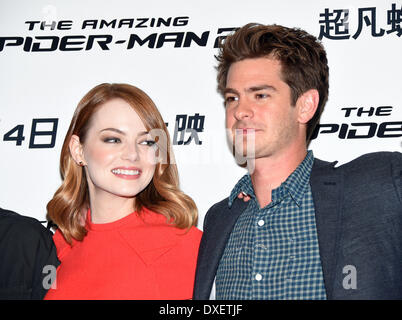 Beijing, Chine. Mar 25, 2014. L'acteur Andrew Garfield (R) et l'actrice Emma Stone assister à la conférence de presse du film, l'Amazing Spider-man 2, à Beijing, capitale de Chine, le 25 mars 2014. Le film est prévu sur l'écran en Chine le 4 mai. Source : Xinhua/Alamy Live News Banque D'Images