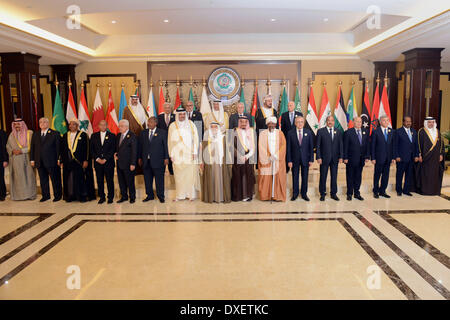 La ville de Koweït, Koweït. Mar 25, 2014. La position des chefs arabes pour une photo de groupe avant le 25e sommet de la Ligue arabe à Bayan palace à Koweït le 25 mars 2014. Le conflit syrien prend la vedette au Sommet arabe qui est tenue au Koweït pour la première fois, lorsqu'un rift régional sur l'Egypte, Frères musulmans ont été exclues du programme Crédit : Thaer Ganaim APA/Images/ZUMAPRESS.com/Alamy Live News Banque D'Images