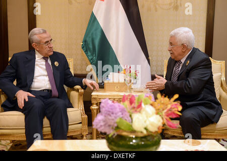 La ville de Koweït, Koweït. Mar 25, 2014. Le président palestinien, Mahmoud Abbas rencontre le président libanais Michel Sleimane à Koweït le 25 mars 2014. Le conflit syrien prend la vedette au Sommet arabe qui est tenue au Koweït pour la première fois, lorsqu'un rift régional sur l'Egypte, Frères musulmans ont été exclues du programme Crédit : Thaer Ganaim APA/Images/ZUMAPRESS.com/Alamy Live News Banque D'Images