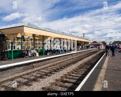 Les gens qui attendent sur la plate-forme à Sheringham et gare ferroviaire North Norfolk East Anglia Angleterre Banque D'Images