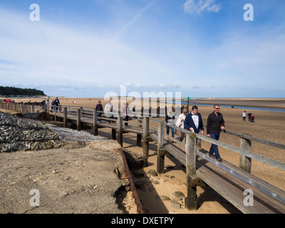 Promeneurs sur sentier en bois en face de la plage de Wells next the Sea Norfolk Angleterre Banque D'Images