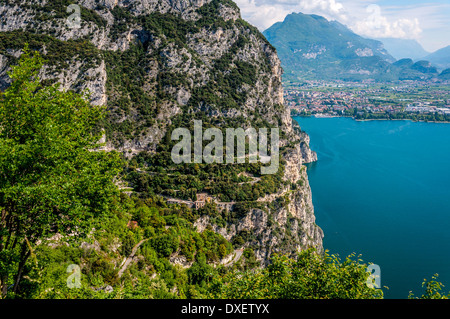 Vue sur la Via de la Ponale, Riva del Garda et le lac de Garde Banque D'Images