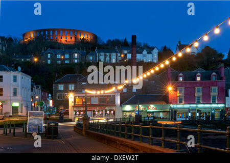 Vers le centre-ville d'Oban et mcCaigs tower au crépuscule vue depuis la jetée nord.oban argyllshire,. Banque D'Images