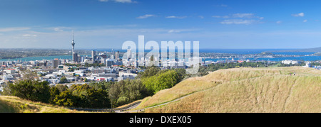 Vue sur Auckland depuis le mont Eden, Auckland, île du Nord, Nouvelle-Zélande Banque D'Images