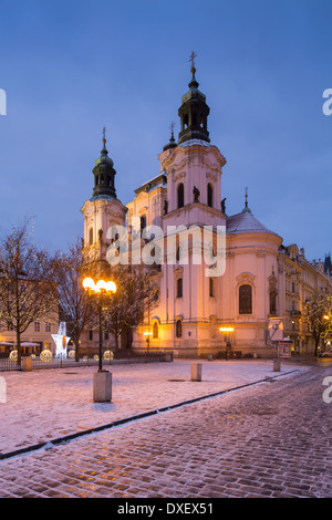 L'église de St Nicolas avec une poignée de neige et les lumières de Noël sur la place de la Vieille Ville, Prague, République Tchèque Banque D'Images