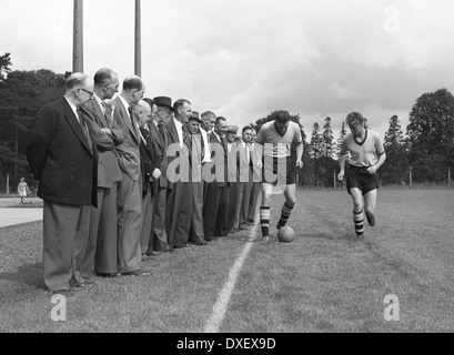 Wolverhampton Wanderers joueurs jeunes vu par Stan Cullis & Loups dépisteurs à Castlecroft terre formation 1958 Banque D'Images