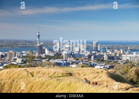 Vue sur Auckland depuis le mont Eden, Auckland, île du Nord, Nouvelle-Zélande Banque D'Images