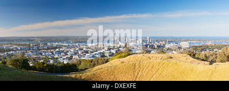 Vue sur Auckland depuis le mont Eden, Auckland, île du Nord, Nouvelle-Zélande Banque D'Images