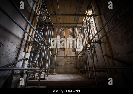 L'Aquila, Italie. 25 mars 2014. À l'intérieur de l'endommagé ''Palais du Gouvernement'', siège de la préfecture, au centre-ville de L'Aquila le 25 mars 2014. Le 6 avril 2009, un séisme dévastateur a frappé la ville de montagne médiévale et sa province. Le nombre de morts était 309. À cinq ans après le séisme, certains secteurs de la ville sont encore fermées, marquée par une ''Zone'', la reconstruction c'est en cours. Credit : ZUMA Press, Inc./Alamy Live News Banque D'Images