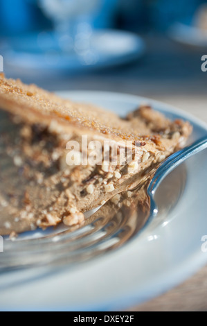 Une seule tranche de gâteau sur une assiette avec une fourchette. Banque D'Images