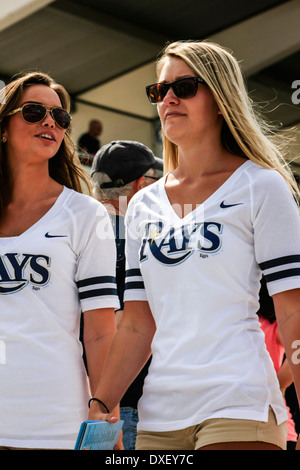 Rays de Tampa Bay filles promotionnels à pied autour de l'appui de tambourinage en Floride pendant un match à domicile V l'NY Yankee's Banque D'Images