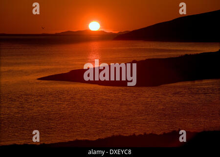 Coucher du soleil sur le Loch Broome et distantes Îles Summer, N/W Highlands. Banque D'Images