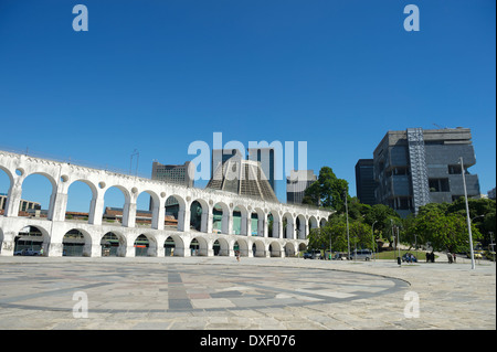 Vue d'arches blanc Arcos da Lapa au Centro de Rio de Janeiro Brésil Banque D'Images