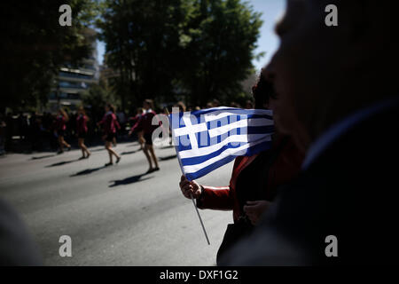 Thessalonique, Grèce. Mar 25, 2014. Une femme tient un drapeau national grec au cours d'un défilé d'étudiants. Défilé d'étudiants pour célébrer le jour de l'indépendance de la Grèce en vertu de mesures de police qui a fermé le centre de Thessalonique pour les gens la peur de protestations contre le gouvernement de Thessalonique, Grèce le 25 mars 2014. Credit : Konstantinos Tsakalidis/Alamy Live News Banque D'Images