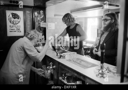 Pub intérieur années 1970 vie du village Shropshire. Propriétaire Mme Eliza Lewis et les clients au bar de l'All Nations Inn à Madeley, Telford, Shropshire Home-Brew pub, propriétaire tirant une pinte portant sa maison. 1978 ROYAUME-UNI ANGLETERRE HOMER SYKES Banque D'Images