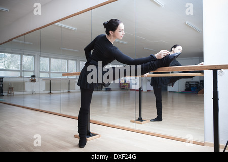 Danseuse de ballet féminin lors d'une répétition Banque D'Images