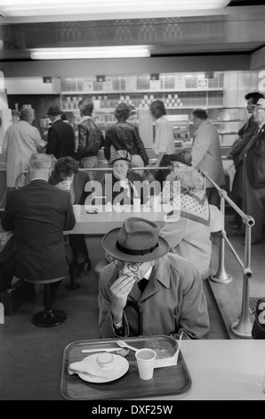 gare des années 1970. Homme plus âgé mangeant son café déjeuner à la cafétéria de la gare de Waterloo Londres, Angleterre 1978.UK HOMER SYKES Banque D'Images