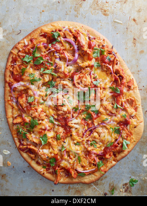 Vue supérieure de l'ensemble de la Pizza au poulet et oignons rouges, Studio Shot Banque D'Images