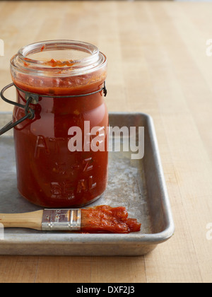 Pot de sauce barbecue avec Pinceau, Studio Shot Banque D'Images