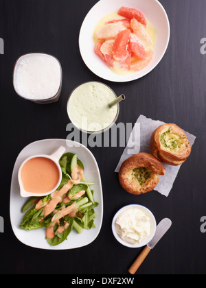 Vue supérieure de l'appareil à quiche dans Yorkshire pudding et salades, Studio Shot Banque D'Images