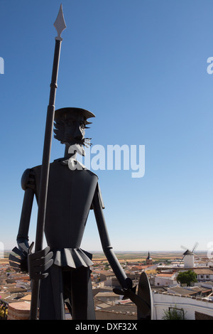 La figure de Don Quichotte dans le village de Campo de Criptana, célèbre pour son moulin à vent. La Mancha région du centre de l'Espagne. Banque D'Images