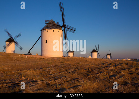 La fin de l'après-midi du soleil sur les moulins à vent à Campo de Criptana dans la région de Castille-La Manche du centre de l'Espagne. Banque D'Images