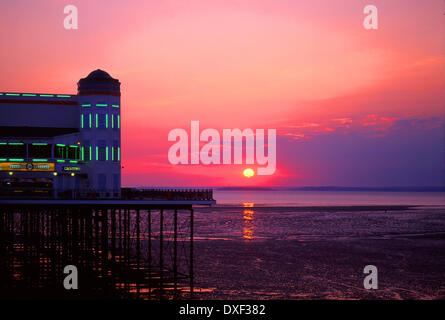 Coucher de soleil sur la jetée de Weston-supermare,Avon,Somerset. Banque D'Images