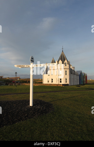 Panneau routier et l'Inn à John O'Groats Ecosse Mars 2014 Banque D'Images