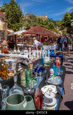 Un marché dans la ville de Nice sur la Côte d'Azur dans le sud de la France. Banque D'Images