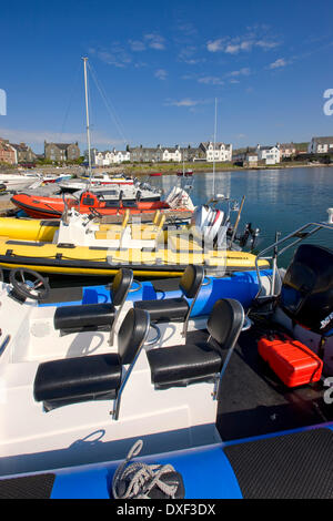 Les pontons de scène colorée à Port Ellen port,île d'Islay.L'Ecosse. Banque D'Images