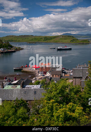 Vue portrait à travers la baie d'Oban de mcCaigs tower avec bateau à vapeur à aubes Waverely au North Pier.Oban Argyll,. Banque D'Images