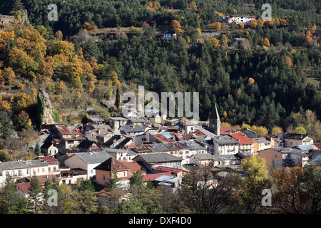 Le village de Guillaumes dans le parc national du Mercantour dans l'arrière pays du Var Banque D'Images