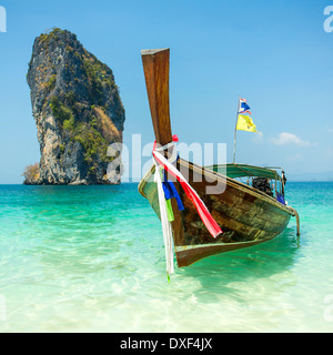 Bateau Longtail au Tropical Beach de l'île de Poda, la mer d'Andaman, Thaïlande Banque D'Images