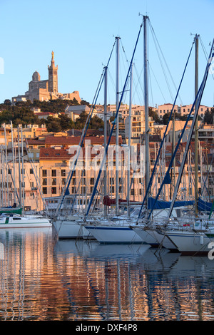 La fin de l'après-midi du soleil sur le Vieux Port de Marseille à la Côte d'Azur région du sud de la France Banque D'Images