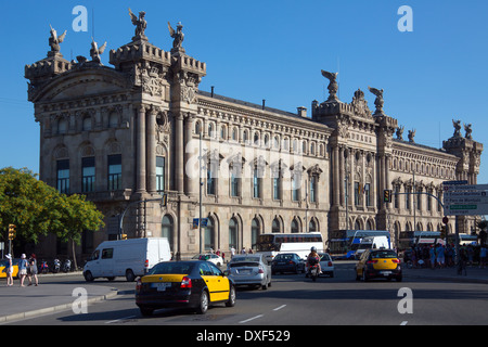 Le port des ferries de bâtiments près du Port Vell et la mer, à la fin de Las Ramblas, dans la ville de Barcelone en Catalogne re Banque D'Images