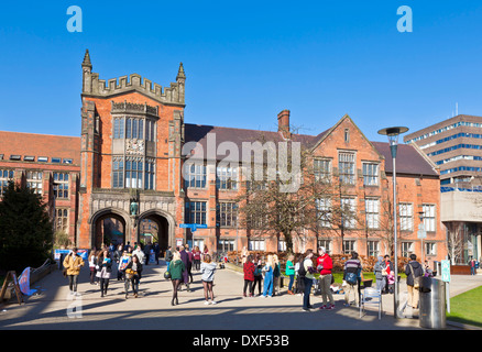 Newcastle University of newcastle upon tyne étudiants à l'extérieur d'Armstrong construction Newcastle upon Tyne et port Angleterre GB UK Europe Banque D'Images