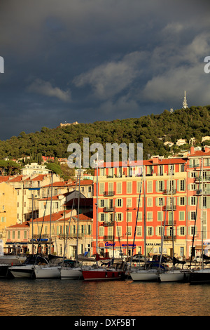 Le port de Nice ville avec un ciel gris nuageux et orageux. Banque D'Images